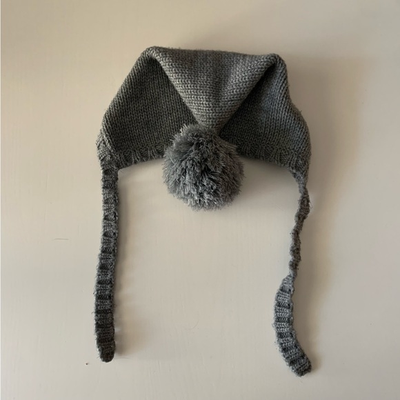 Knitted winter hat | Gray | Pom pom and tie | Unique and cute hood shape - Picture 4 of 5